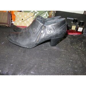 Born Tanya Black Leather Embellished Booties Cone Kitten Heels Side Zipper Sz 9